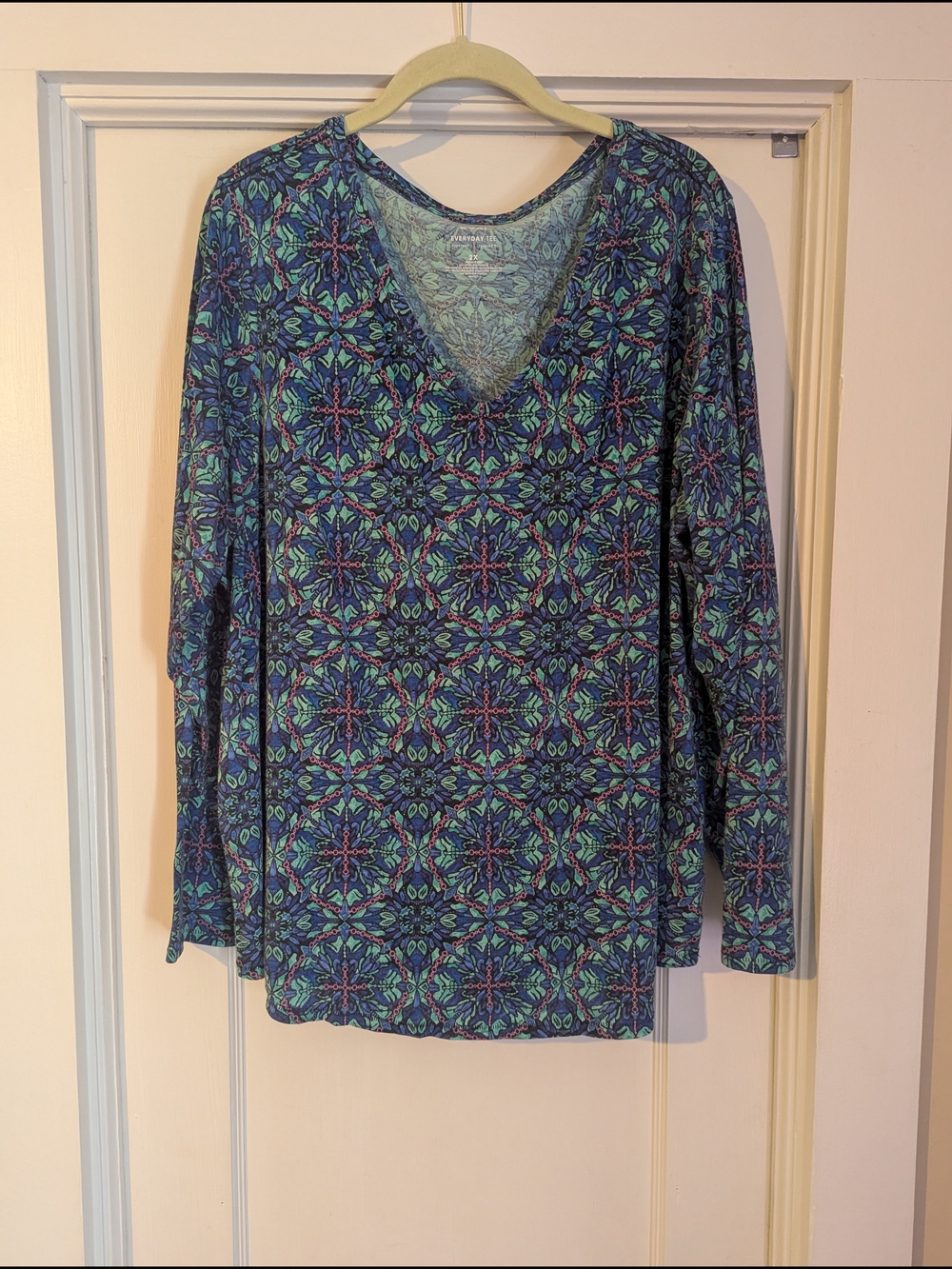 EVRI Women's V-Neck Long Sleeve Top in Blue and Green Medallion Print